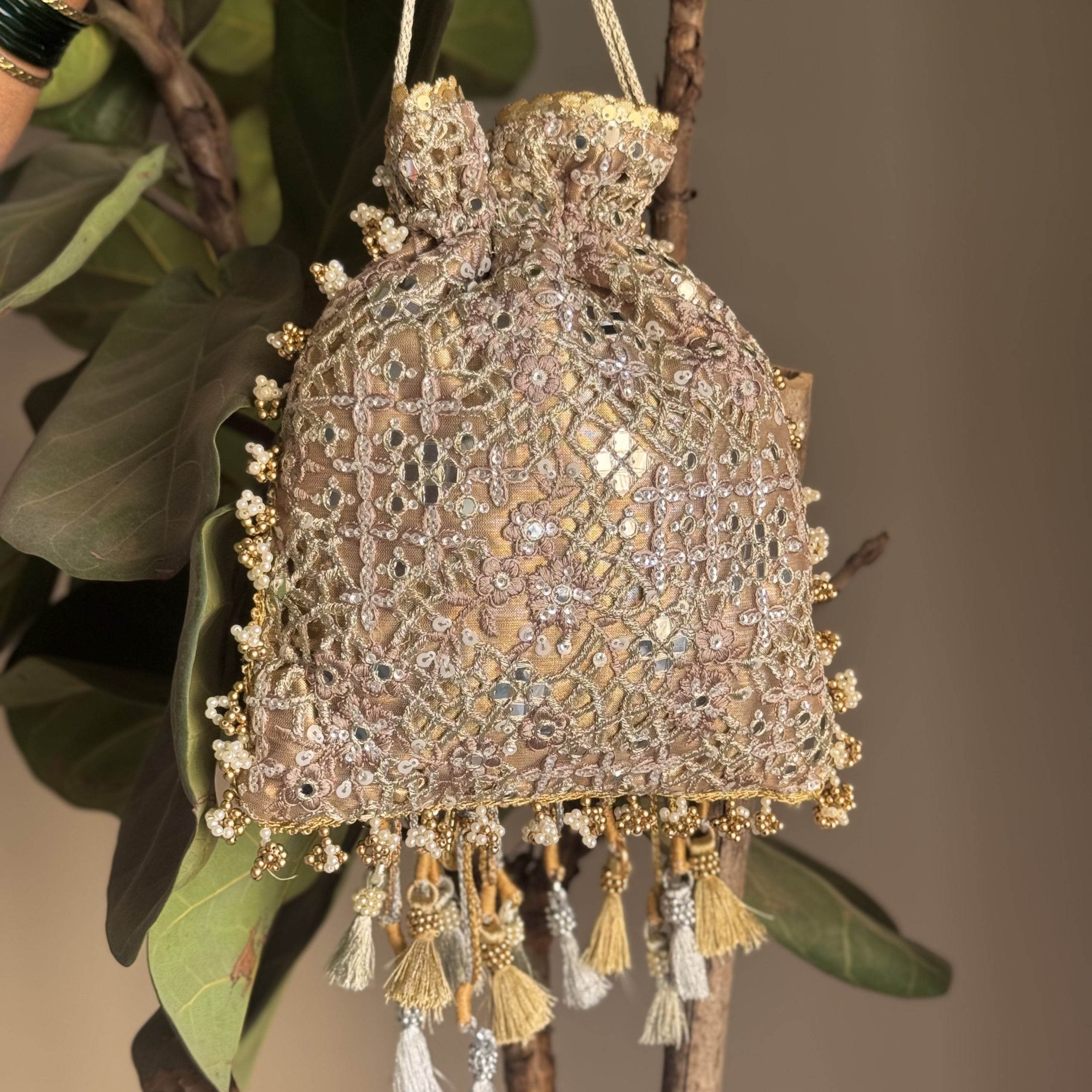 ROPE POTLI IN GOLD AND SILVER - Image 4